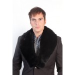 Il collo di pelliccia ideale anche con un cappotto per uomo